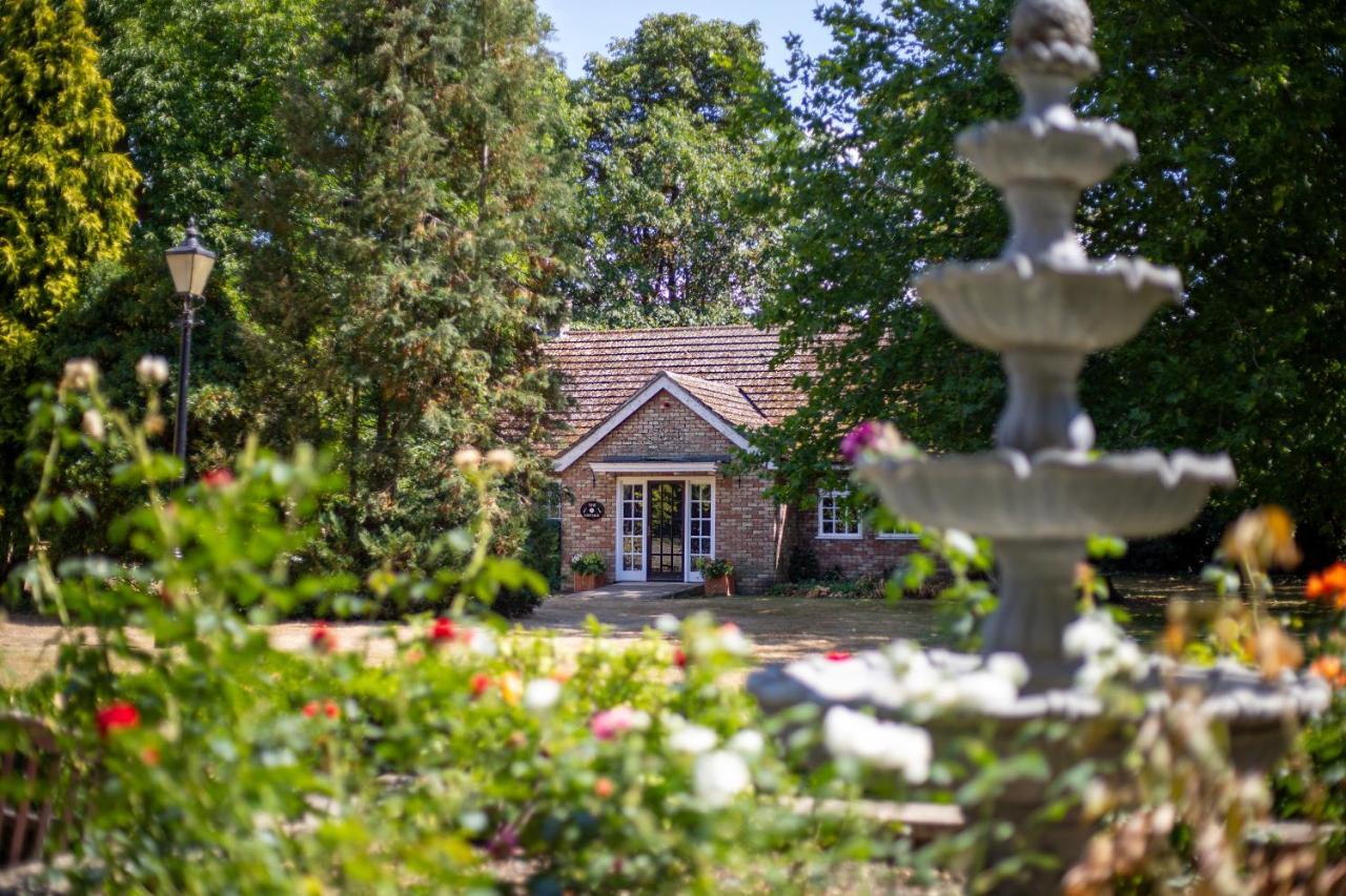 Woodland Manor Hotel Bedford Exterior foto